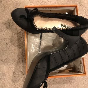 Unlisted by Kenneth Cole Black Charm-ing pump